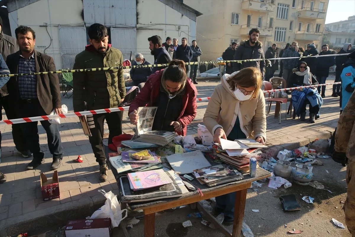 Yakınlarının fotoğraflarını arıyorlar