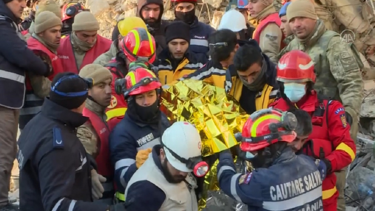 Hatay'da enkaz altında kalan kişi, 149'uncu saatte hayata tutundu