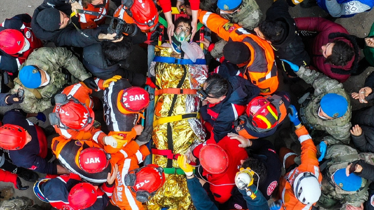 Depremden 177 saat sonra Derya Akdoğan enkazdan sağ çıkarıldı
