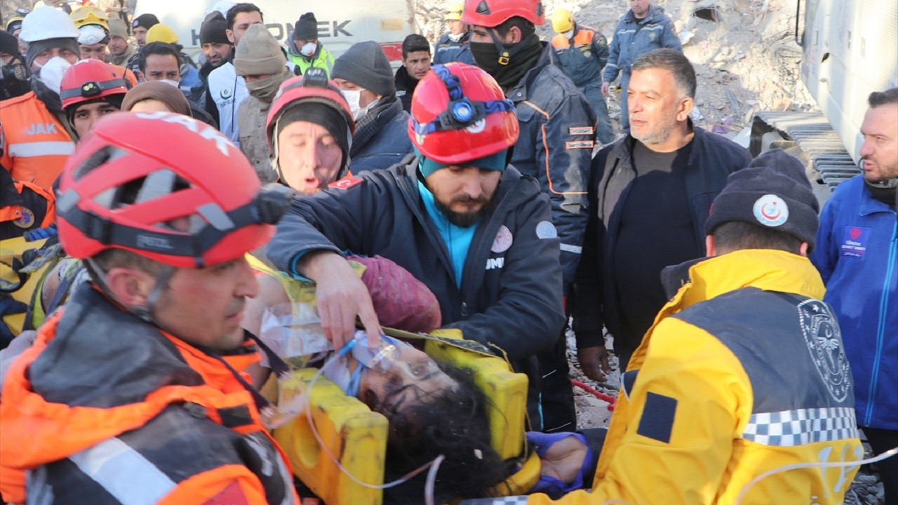 35 yaşındaki kadın 205. saatte enkazdan kurtarıldı