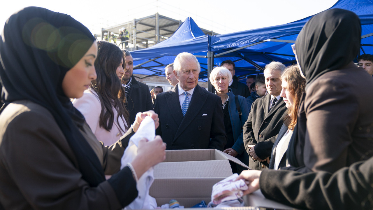 Kral Charles yardım çalışması yapan gönüllüleri ziyaret etti
