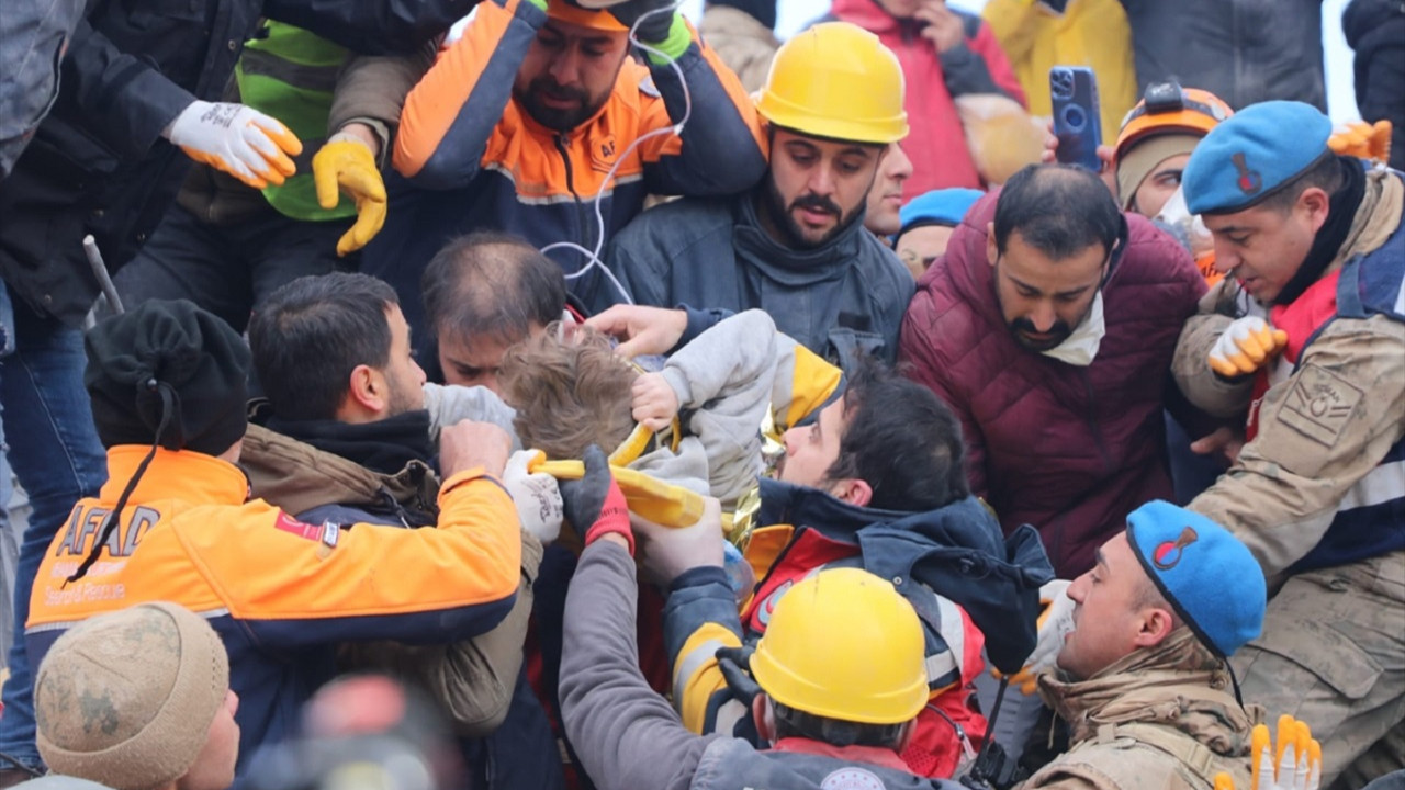 Türkiye ve Suriye depremlerden sonra kimsesiz kalan çocuklara bakmak için mücadele ediyor