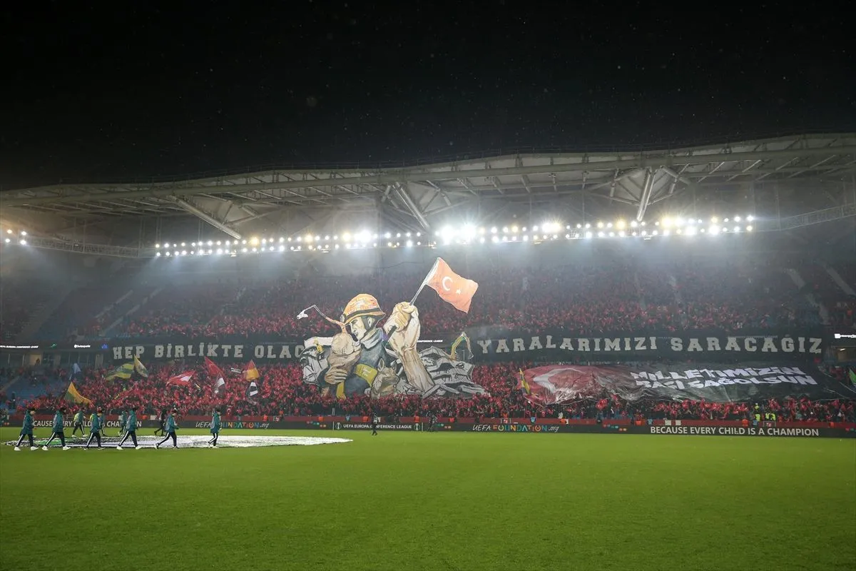 Trabzonsporlu taraftarlar Basel maçında depremzedelere destek için koreografi gösterisi yaptı