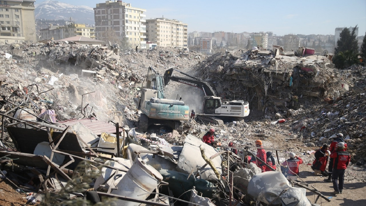 Adana'da yıkılan binalara ilişkin 5 şüpheli tutuklandı