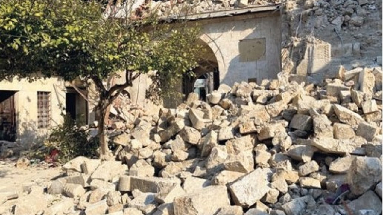 Tarihi binalar kültür mirasımızın üzerine yıkıldı