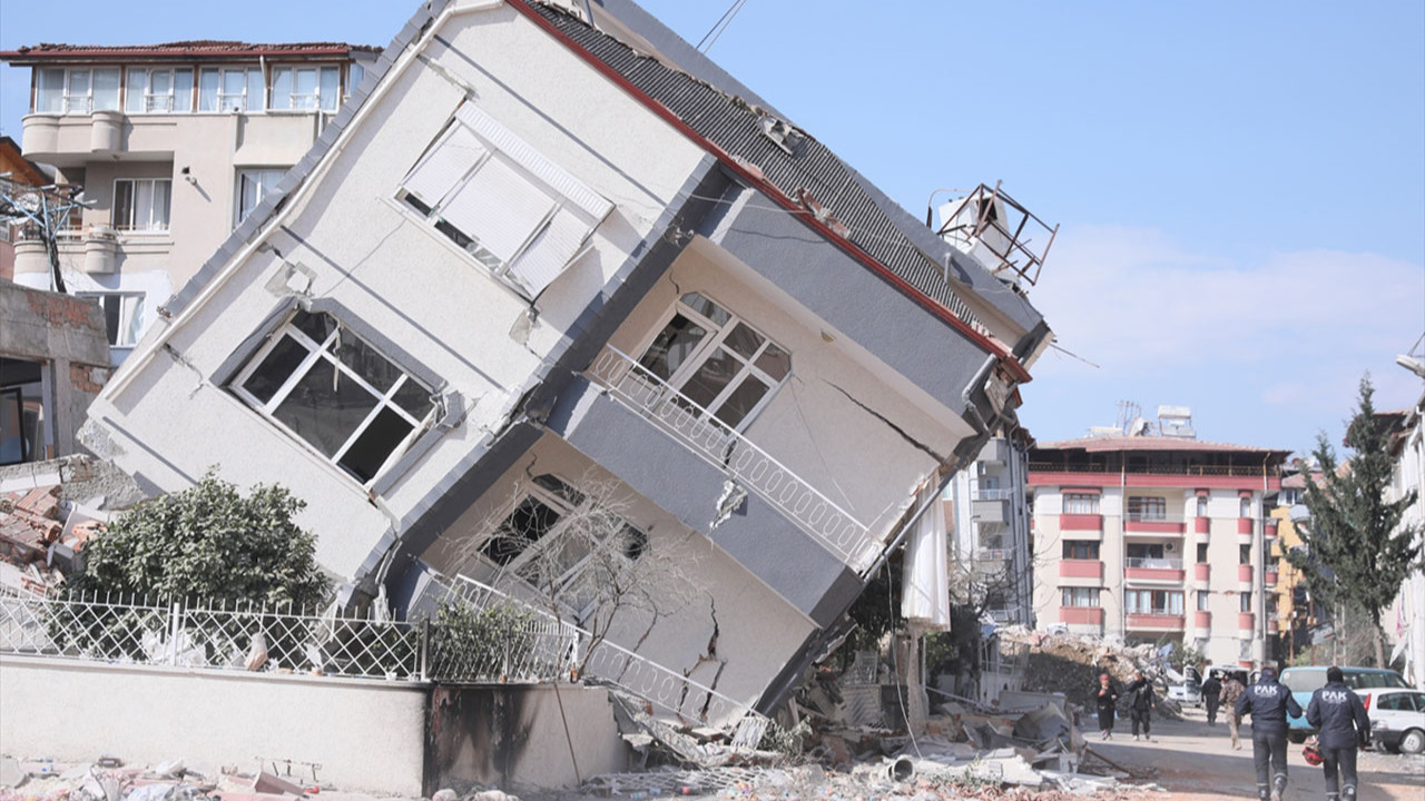 Bakan Kurum: Deprem bölgesinde 84 bin 726 bina yıkık, acil yıkılacak ve ağır hasarlı olarak tespit edildi