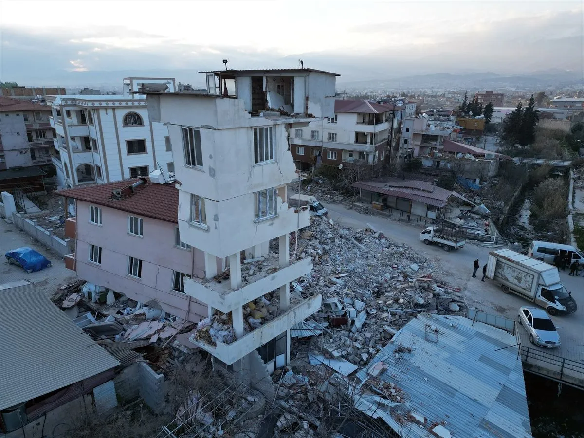 Hatay'da depremde çöken binanın ek yapısı ayakta kaldı