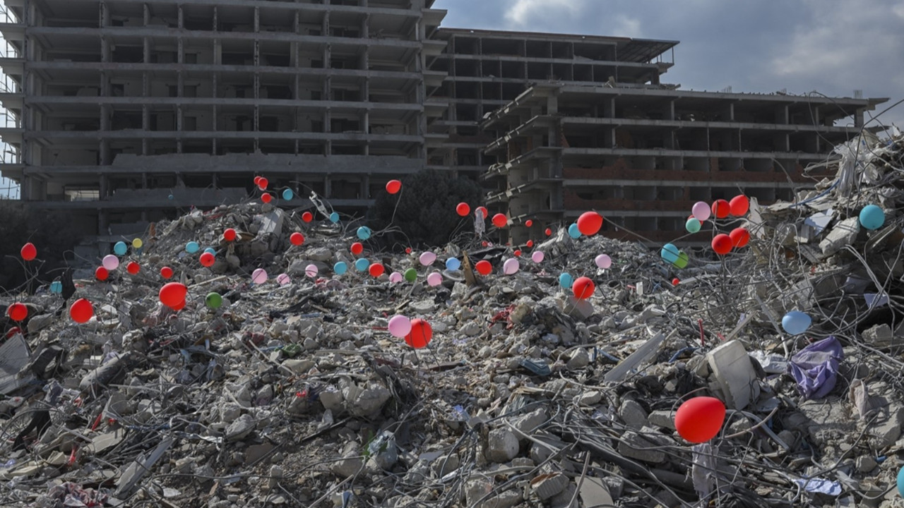 Depremde ölen çocuklar anaokulunun enkazına asılan balonlarla anıldı