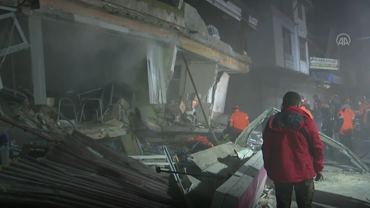 Hatay'da depremin ardından bir iş yerinde çökme meydana geldi