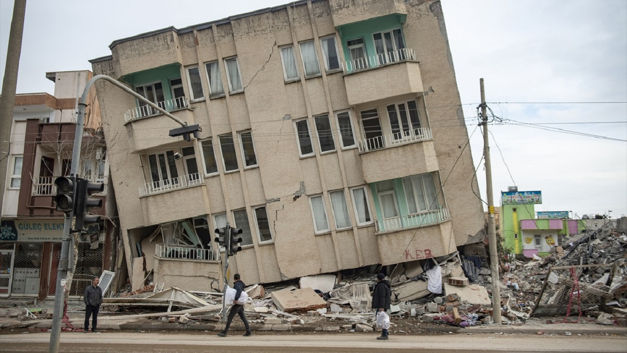 Deprem bölgesinde insanlar eşya için hayatlarını riske atıyor