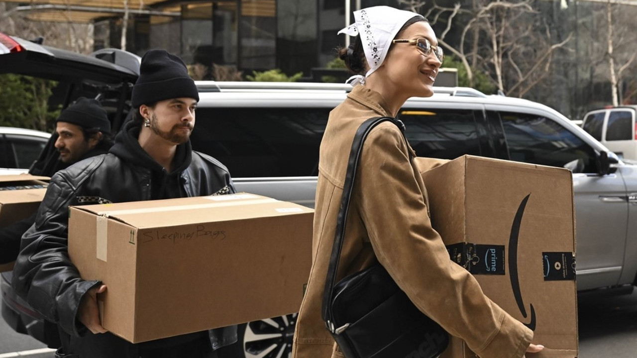 Ünlü model Bella Hadid depremzedeler için yardım kutuları bıraktı