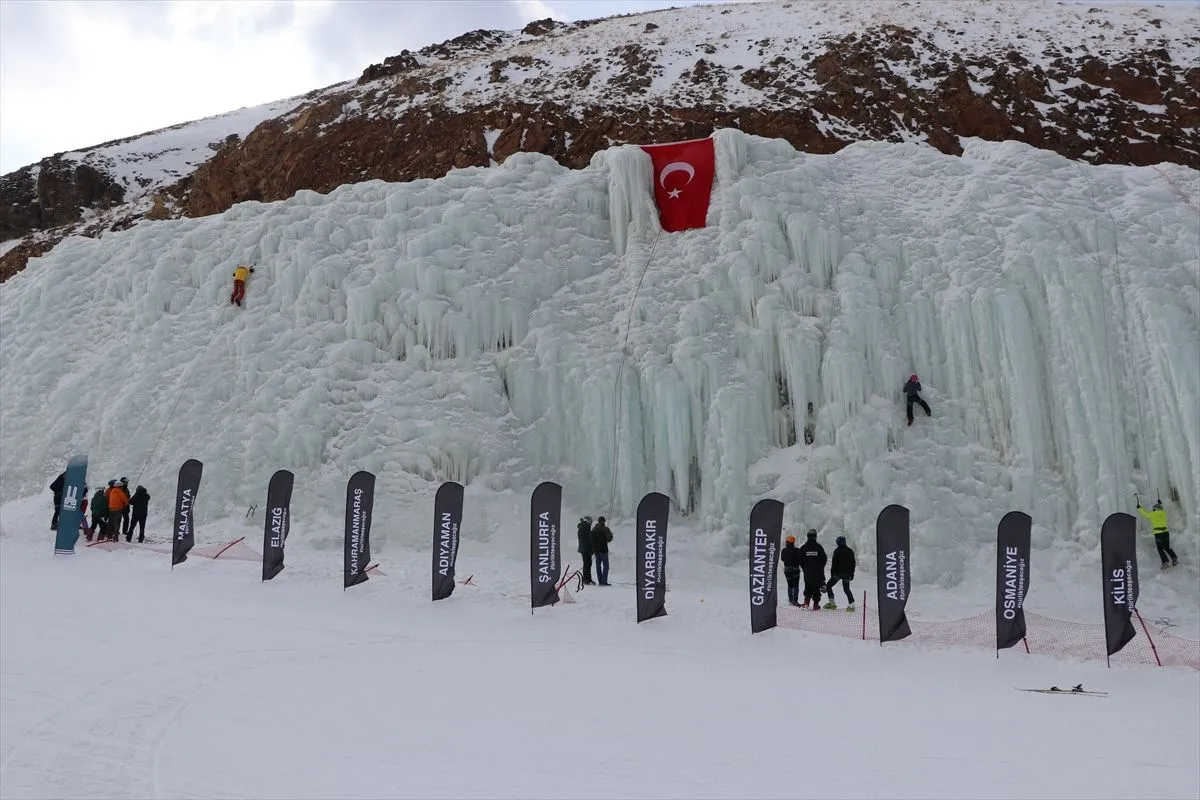 Erzurum'da depremlerde hayatını kaybedenler için buz tırmanışı yapıldı