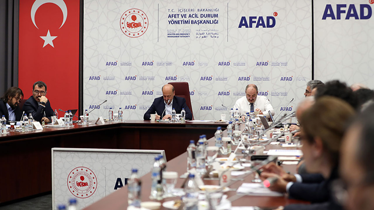 Türkiye'yi sarsan deprem felaketi akademik olarak masaya yatırıldı