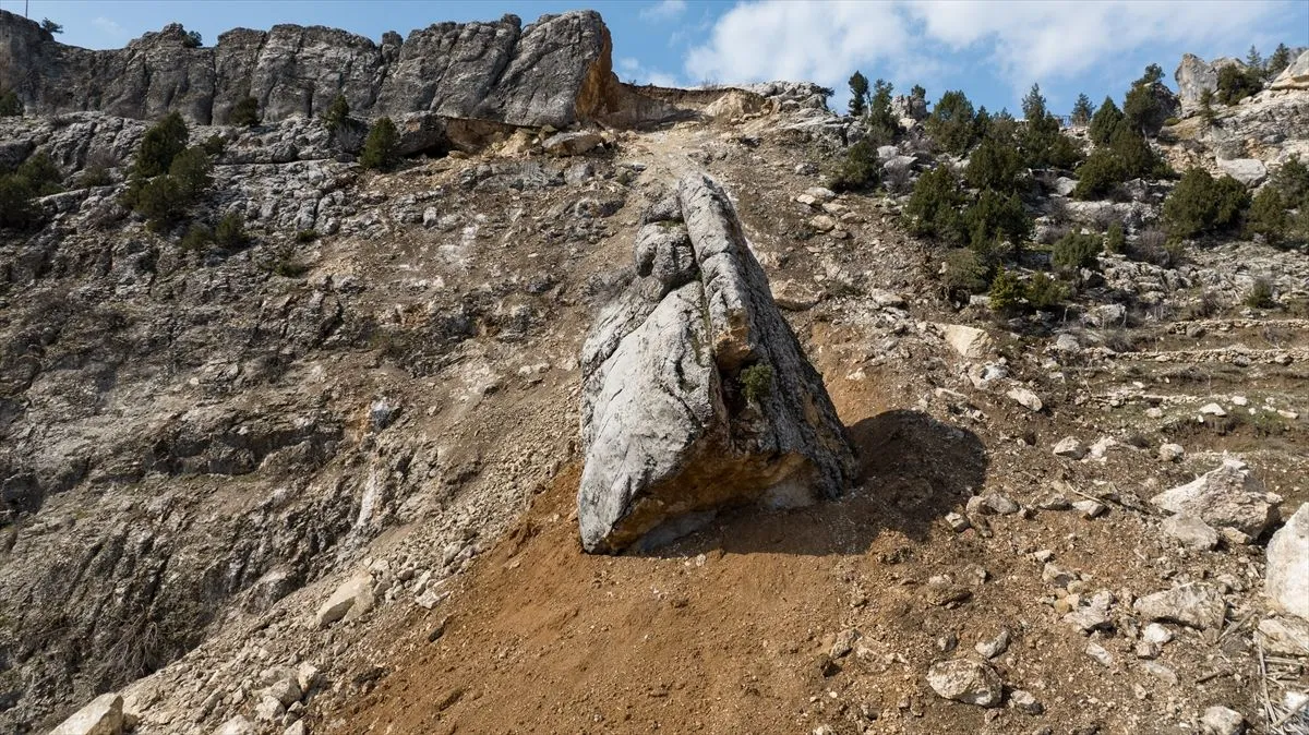 Deprem bölgesinde dağdan kopan kayalar korku yaratıyor
