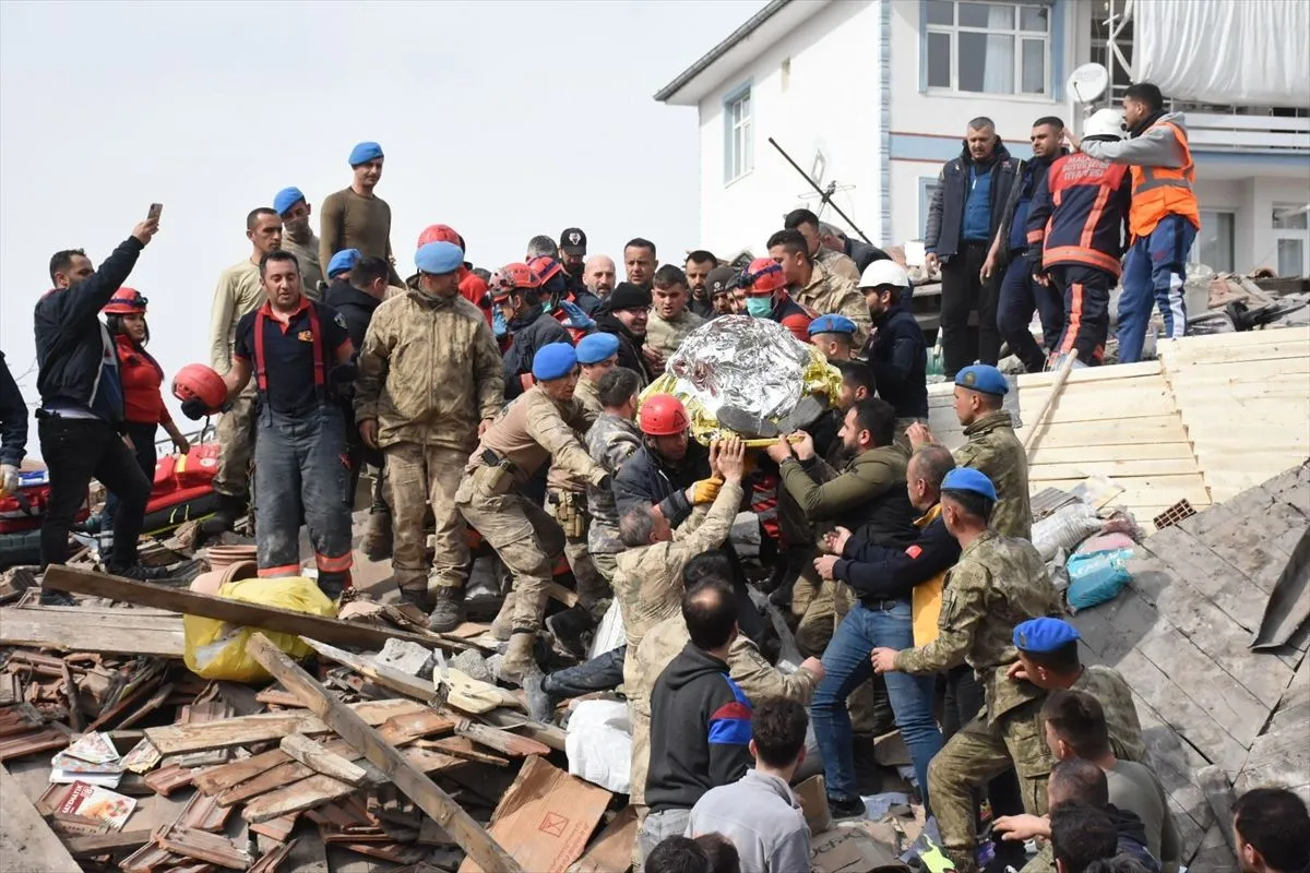 Malatya'daki 5,6 büyüklüğünde deprem sonrası ilk görüntüler