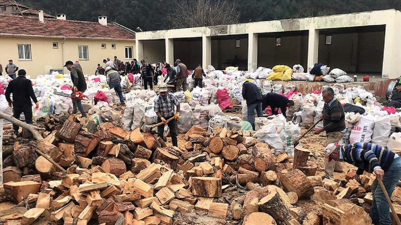 Bilecik'in en küçük ilçesi İnhisar'dan afetzedelere 100 ton odun desteği