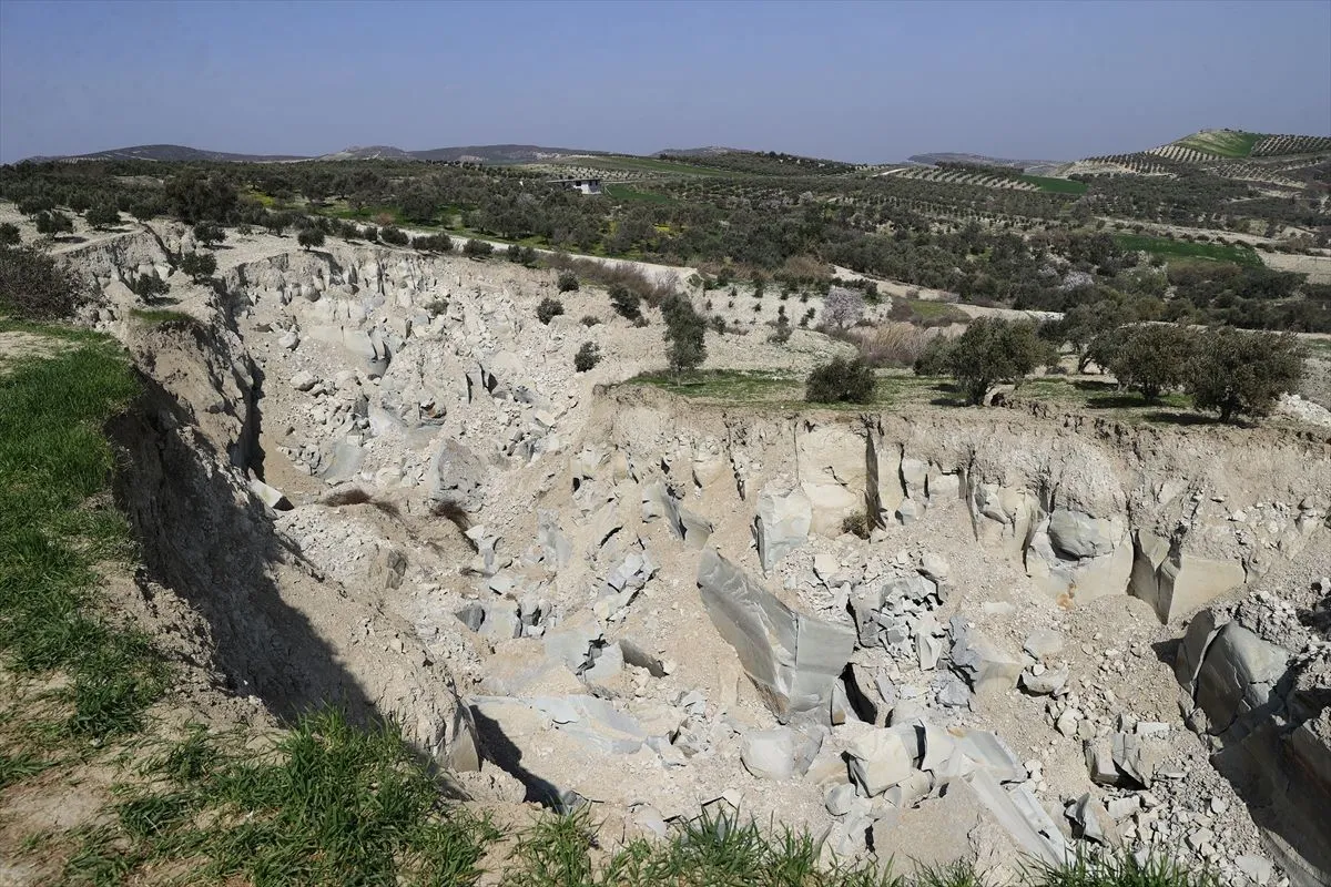 Hatay'da depremde oluşan yarık havadan görüntülendi