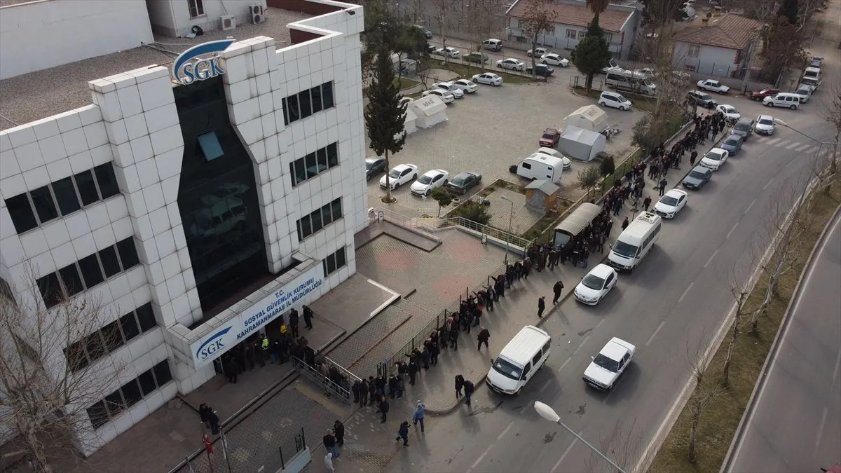 SGK merkezlerinde EYT kuyruğu