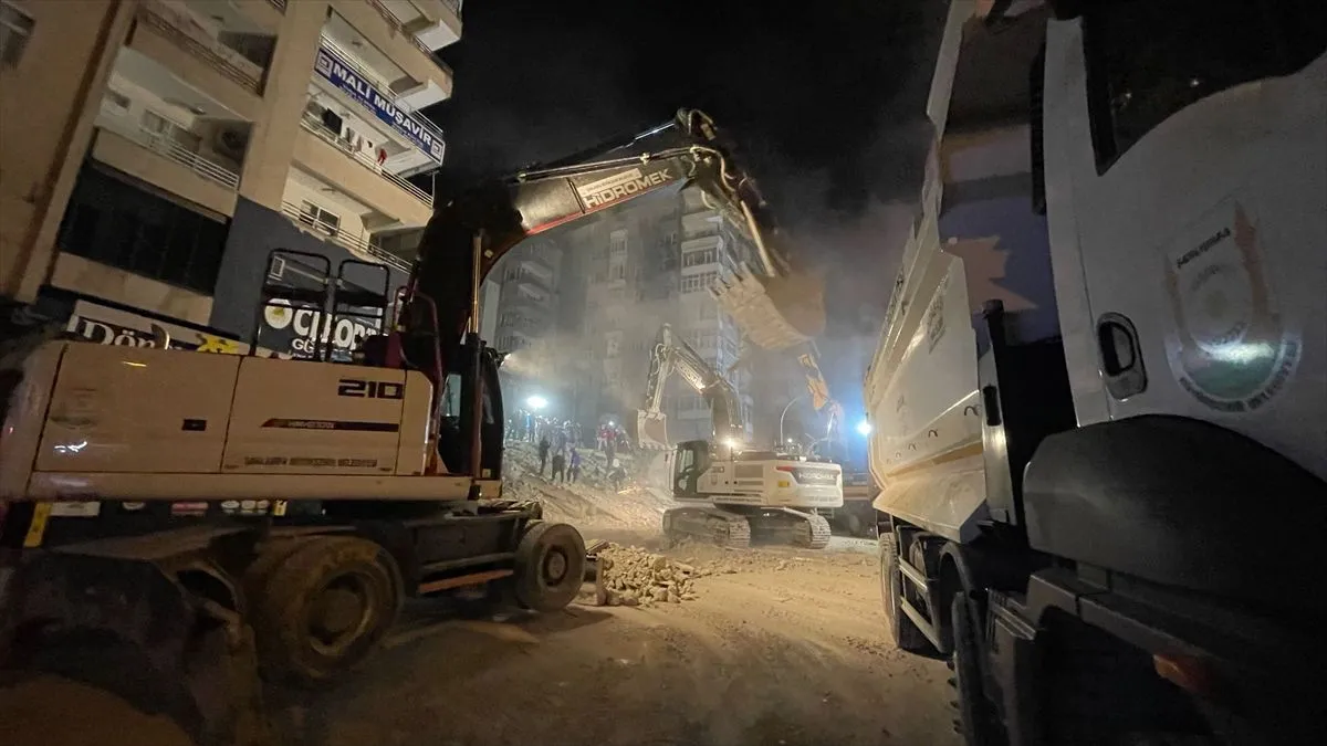 Şanlıurfa'da 6 katlı bina yıkıldı