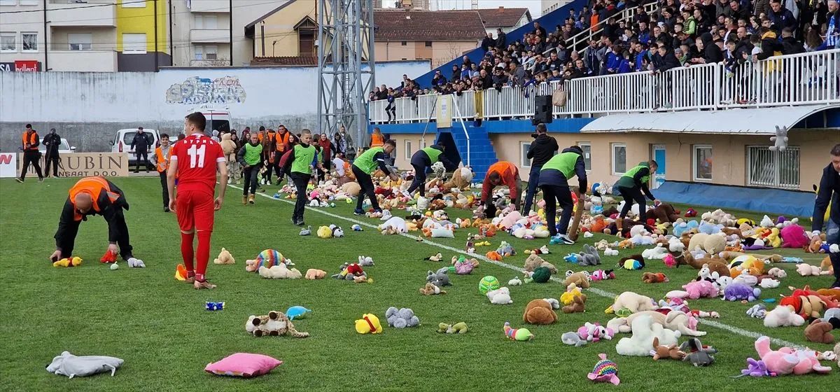 Sırbistan Ligi'nde oynanan maçta depremzede çocuklar için oyuncak toplandı