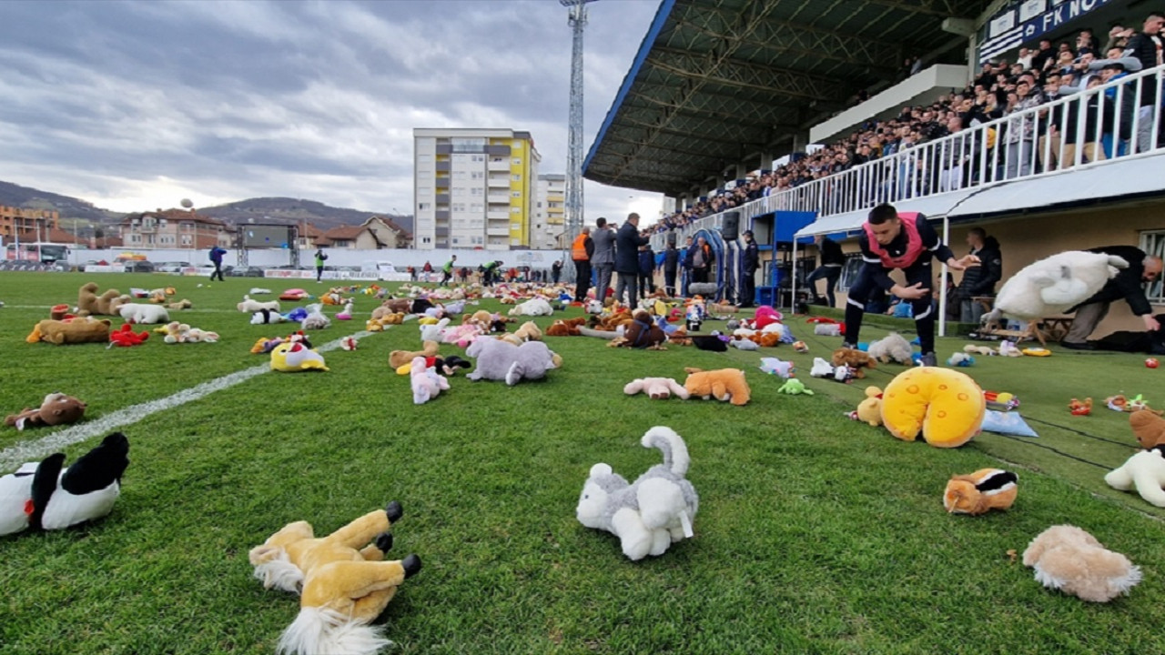 Sırbistan Ligi'nde oynanan maçta depremzede çocuklar için oyuncak toplandı