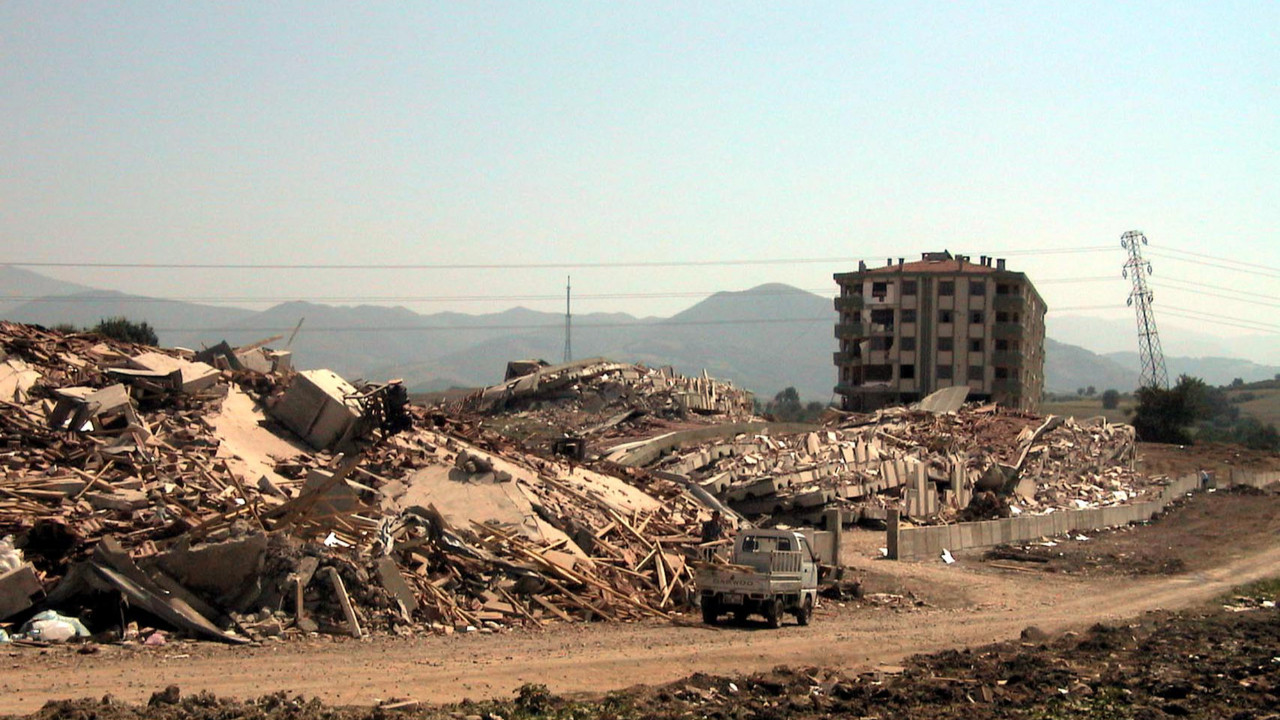 Türkiye'de 1999'da meydana gelen depremin merkez üssü Gölcük nasıl yeniden inşa edildi?
