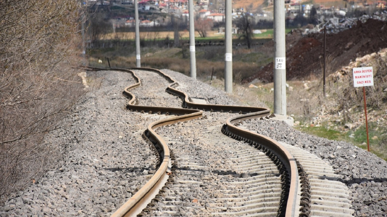 Adıyaman'da depremlerin etkisiyle hasar gören tren rayları onarılıyor