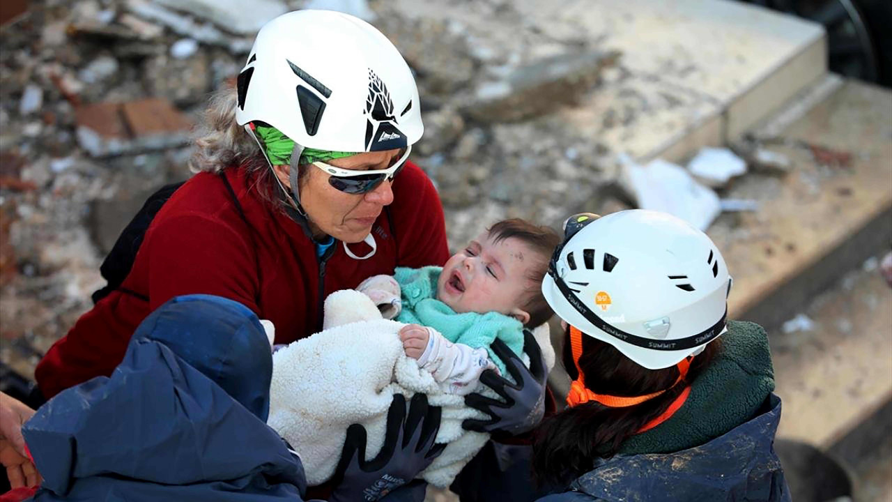 Wall Street Journal yazdı: Enkazdan kurtarılan bebekler ve mucizevi buluşmalar