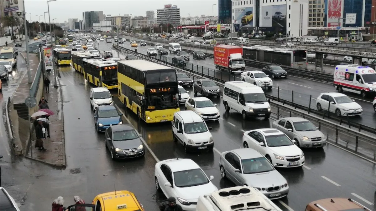 İstanbul'da sağanak ve fırtına ulaşımda aksamalara neden oldu