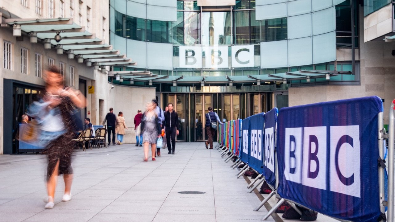 İngiltere’de hükümetin göç politikasını eleştiren BBC sunucusu Lineker görevden alındı