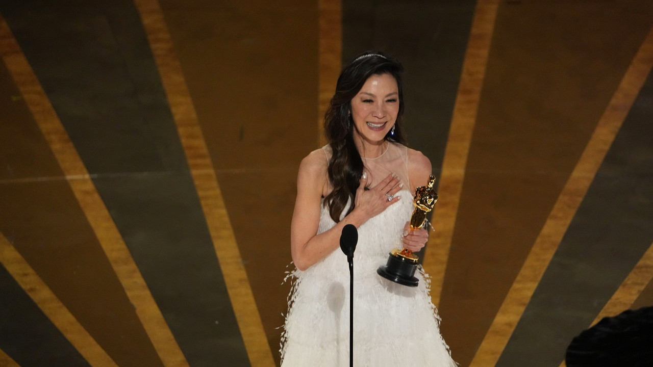 Michelle Yeoh, En İyi Kadın Oyuncu Oscar'ını alan ilk Asyalı olarak tarihe geçti