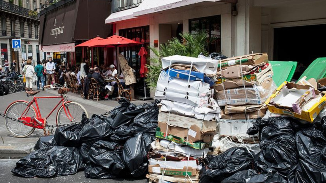 Paris sokaklarında biriken çöplere ilişkin belediyeye ihtarname gönderildi