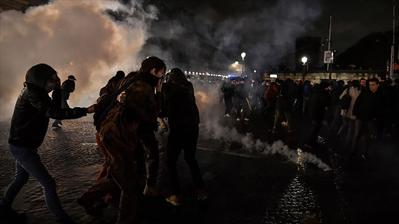 Fransa dün gece uyumadı: Emeklilik reformu karşıtları sokaklarda