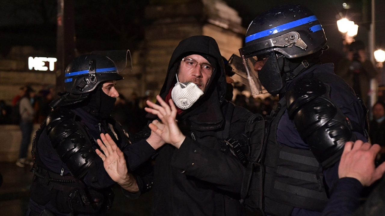 Paris'te emeklilik reformu karşıtı gösterilerde dün gözaltına alınanların sayısı 243'e ulaştı