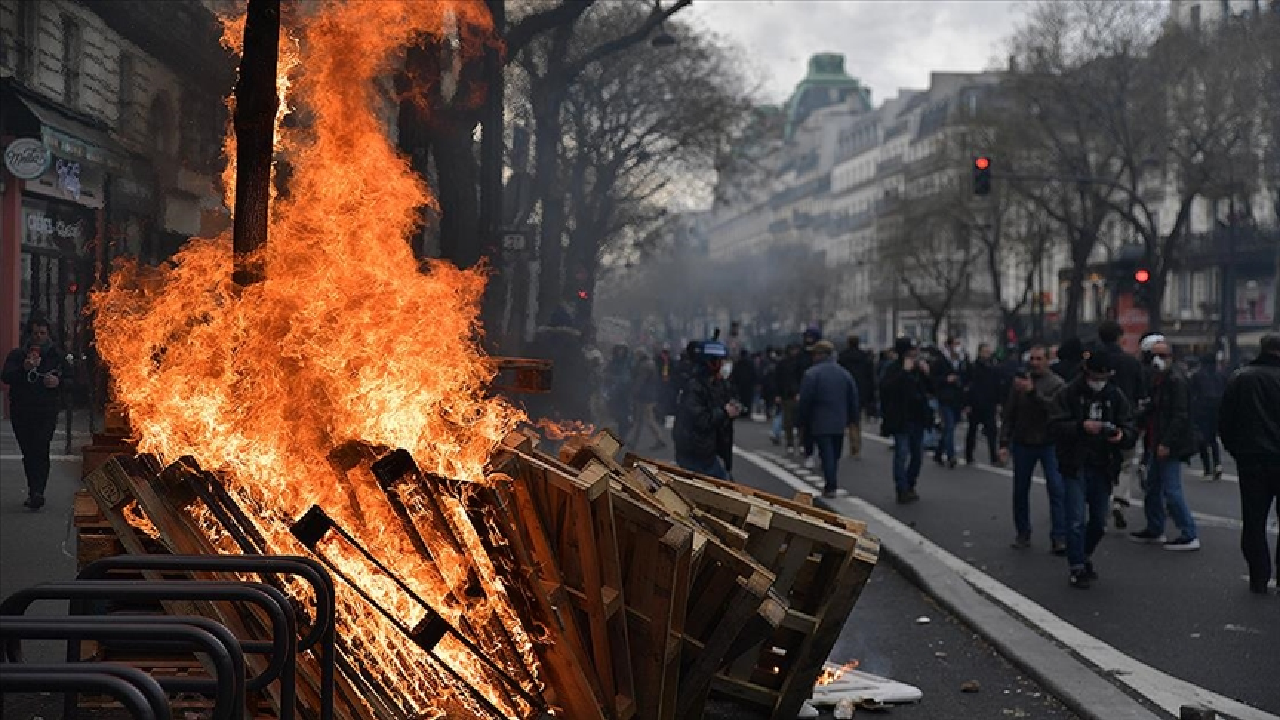 Emeklilik reformuna karşı 1 milyondan fazla Fransız sokaklara indi