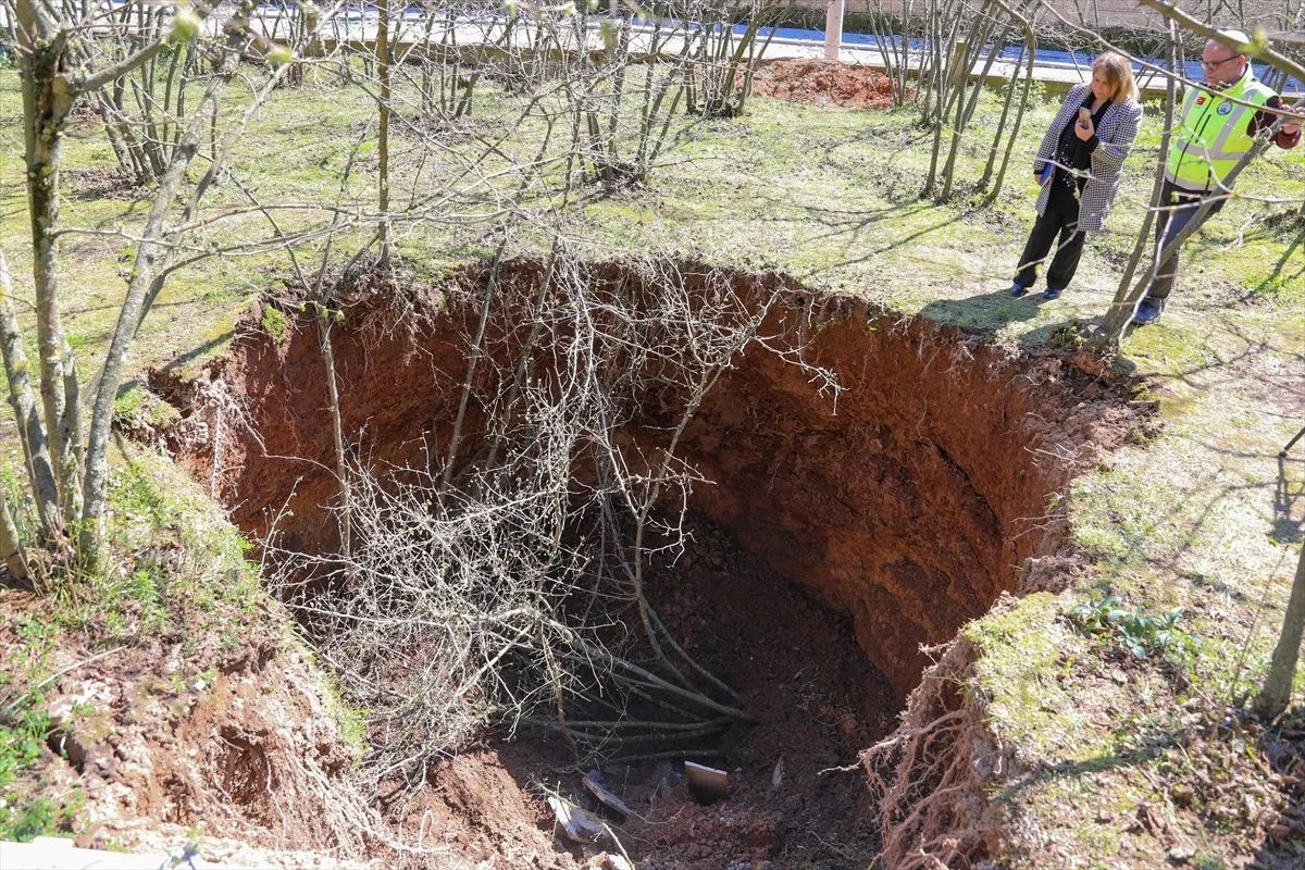 Sakarya'da mezarlıkta 6 metre çapında ve derinliğinde obruk oluştu