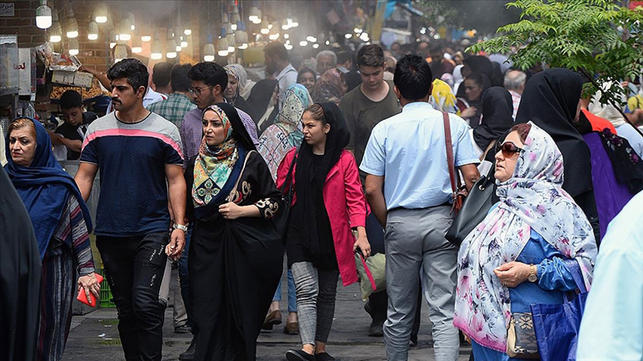 İran polisi başörtü takmayan kadınları tespit etmek için sokaklara kamera yerleştirecek