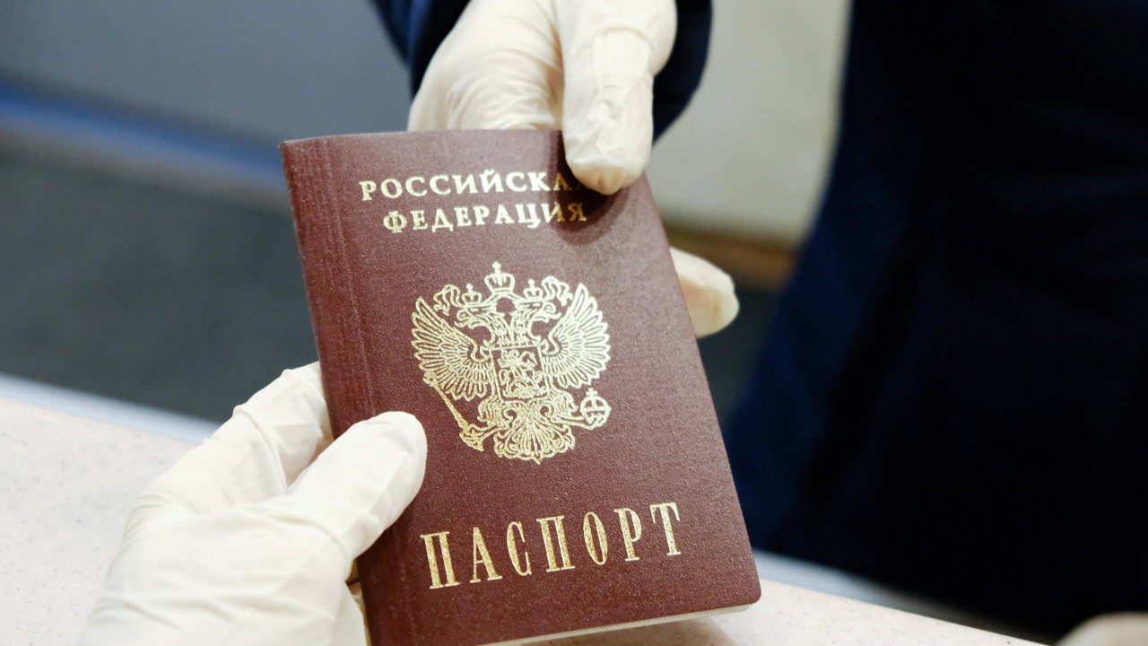 Rusya, ilticaları durdurmak için üst düzey yetkililerin pasaportlarına el koyuyor