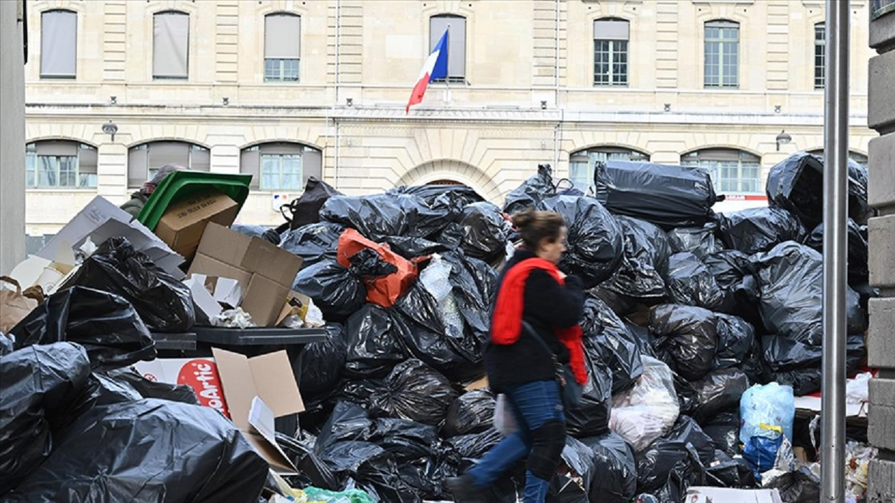 Paris'teki çöp toplayıcıları 13 Nisan'da süresiz greve gidecek