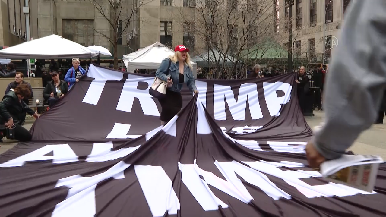 Trump destekçileri ve karşıtları arasında arbede