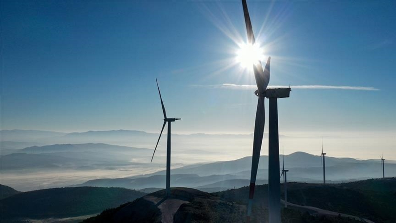 Rüzgar ve güneşin küresel elektrik üretimindeki payı 2022'de yüzde 12 ile rekor kırdı