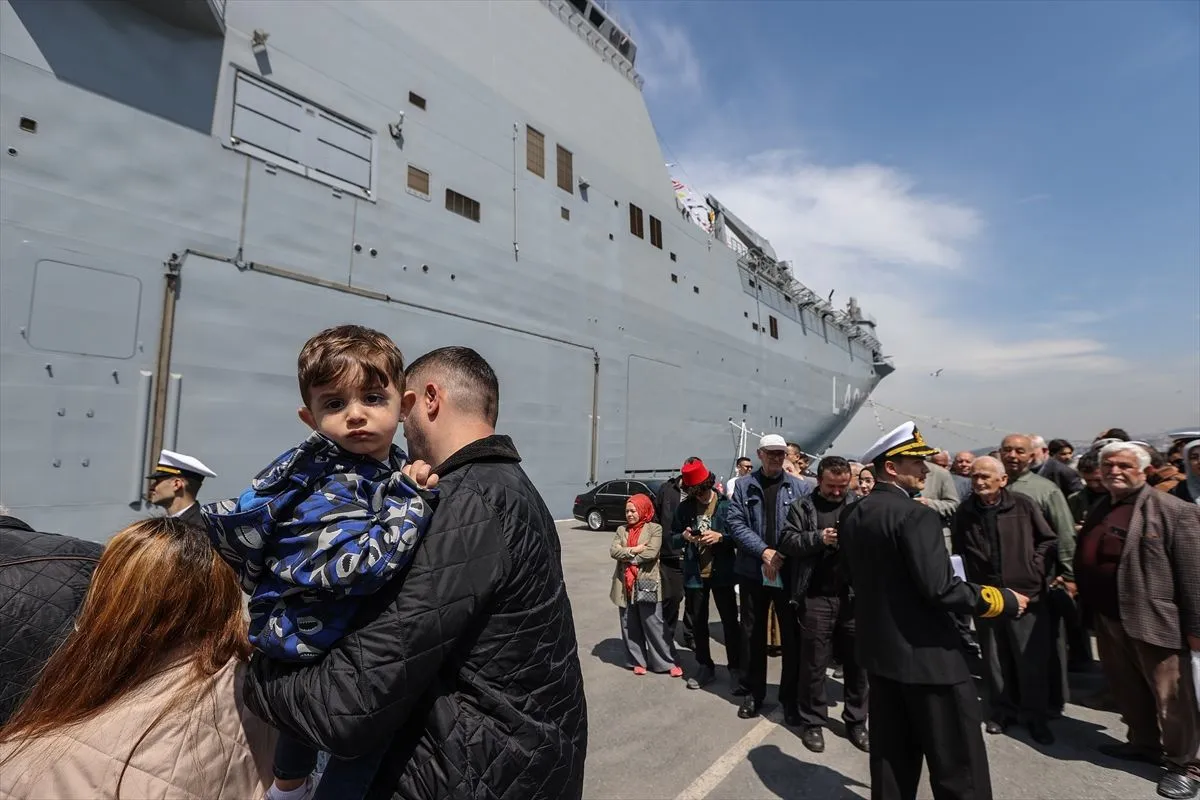 TCG Anadolu gemisi ziyaretçi akınına uğradı