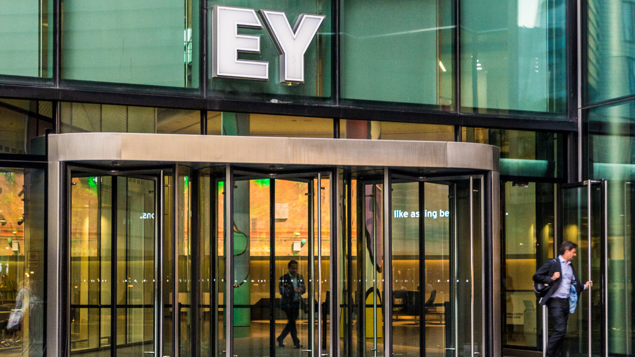 Ernst & Young'tan küçülme kararı: 3 bin kişi işten çıkarılıyor