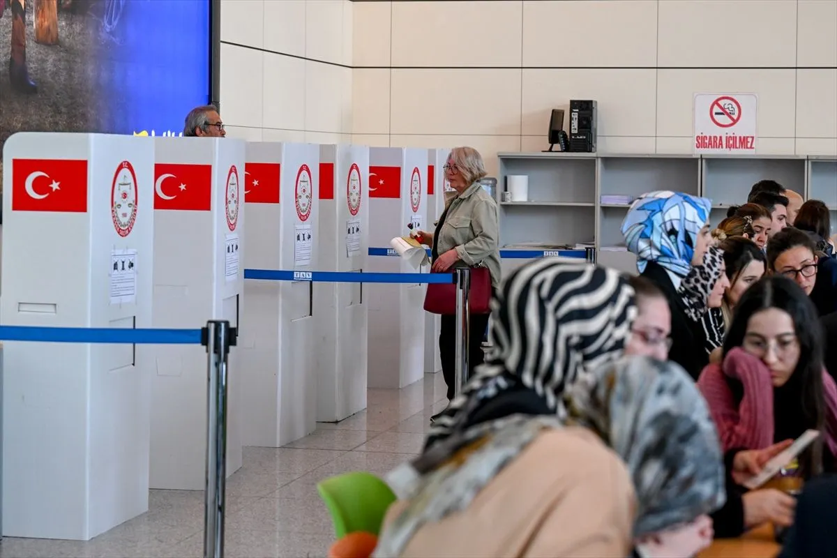 Havalimanlarında oy kullanma başladı