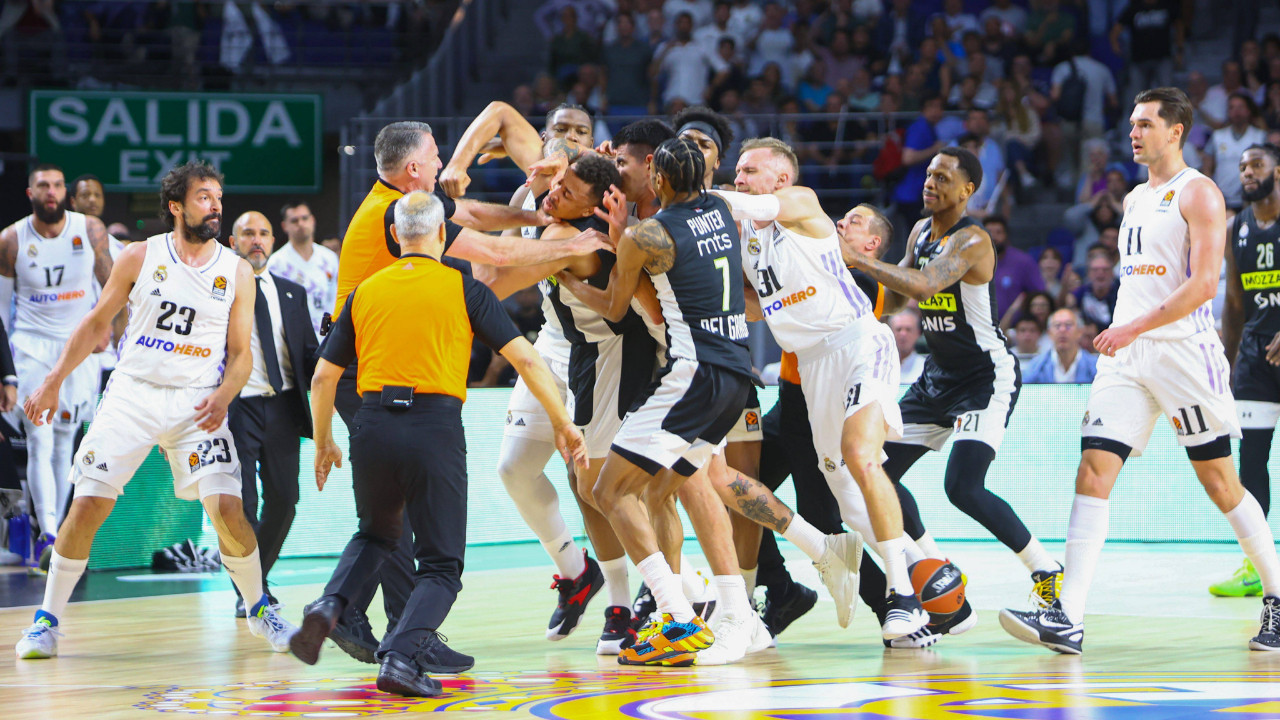 Euroleague çeyrek finalinde yumruklar havada uçuştu