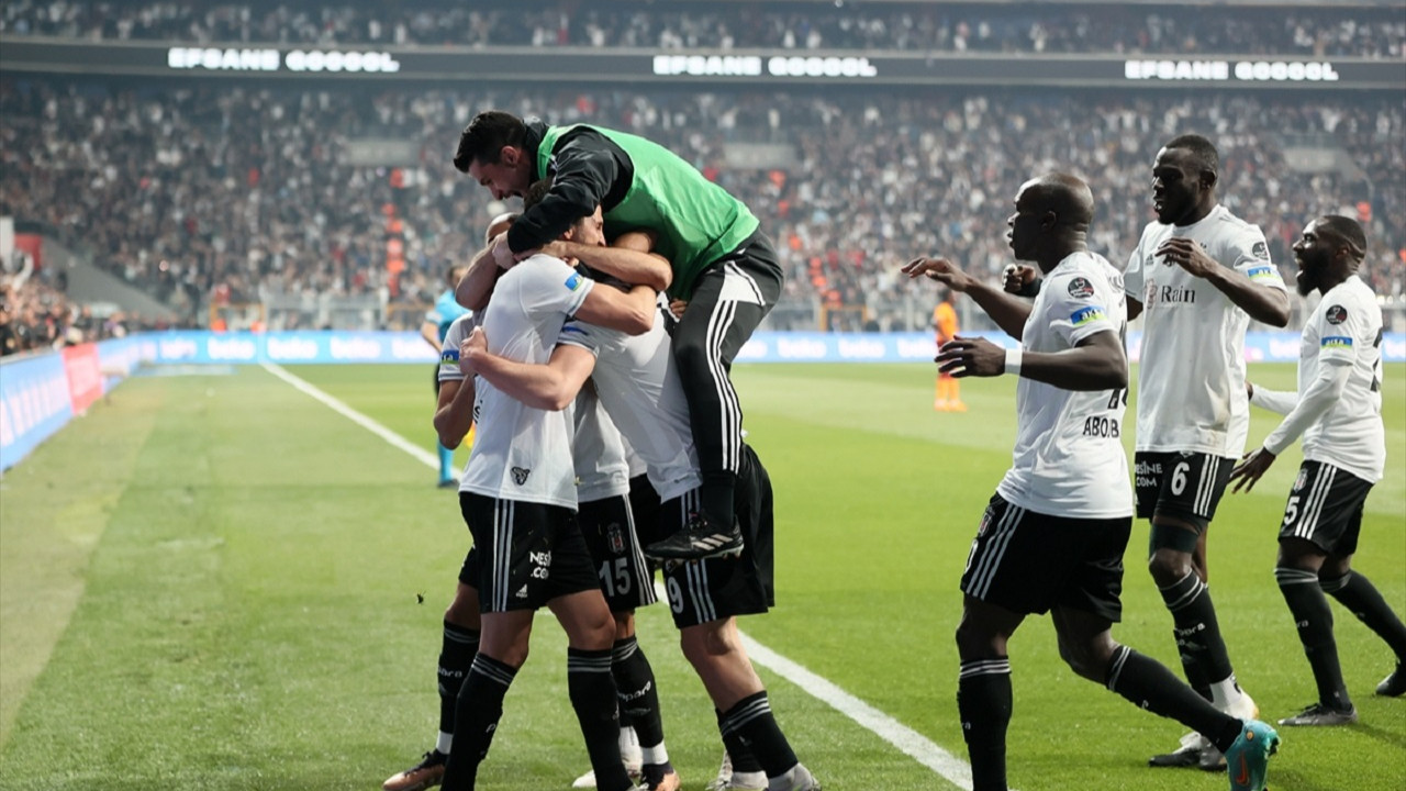 Süper Lig'de zirve karıştı: Beşiktaş geriden gelerek Galatasaray'ı 3-1 mağlup etti