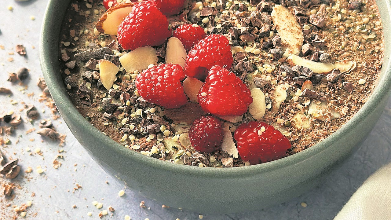 Çikolatalı frambuazlı smoothie bowl