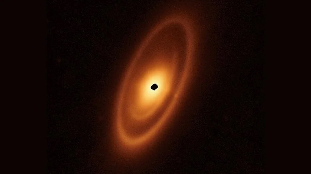 James Webb uzay teleskobu bir yıldızın yörüngesindeki toz kuşaklarını çekti