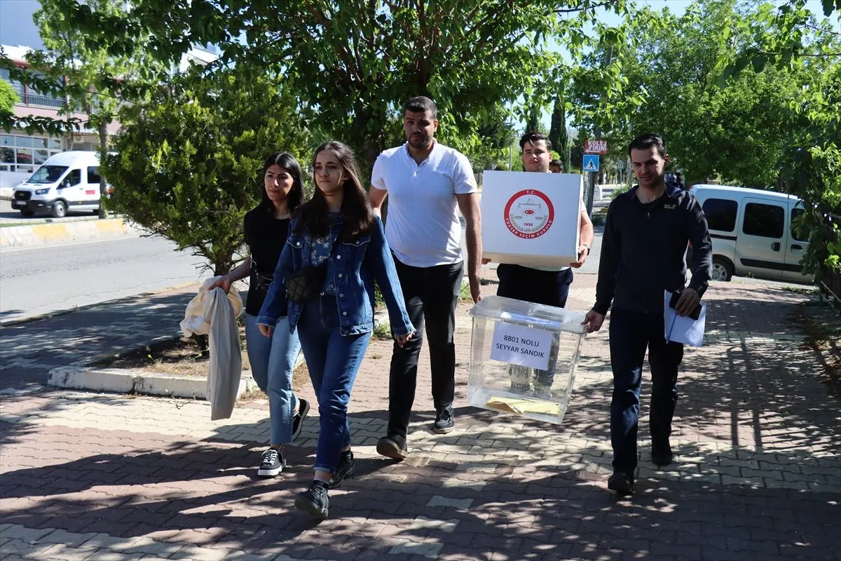 Hasta ve engelliler seyyar sandık ile oylarını kullanıyor