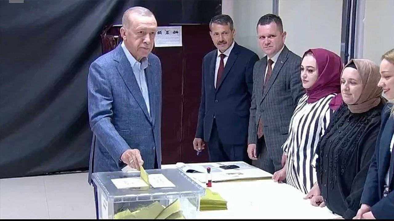 Cumhurbaşkanı Recep Tayyip Erdoğan oyunu kullandı: Oylar Türk demokrasisinin gücünü göstermek için önemli